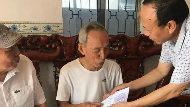 Hai nhà văn Châu La Việt và Hoàng Dự thăm và tìm hiểu tư liệu sáng tác tại nhà nguyên Chính ủy Lữ đoàn Pháo cao xạ 226 Quân khu 9.