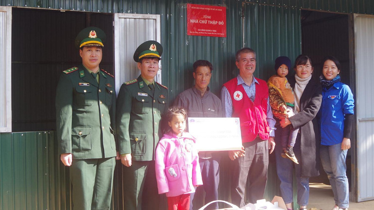 Đoàn thiện nguyện trao nhà “Chữ thập đỏ” cho anh Giàng A Nhạ, tại bản Pá Liềng, xã Phiêng Pằn.