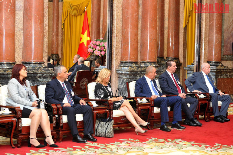 Đoàn đại biểu cấp cao Chính phủ Cuba tại buổi tiếp.