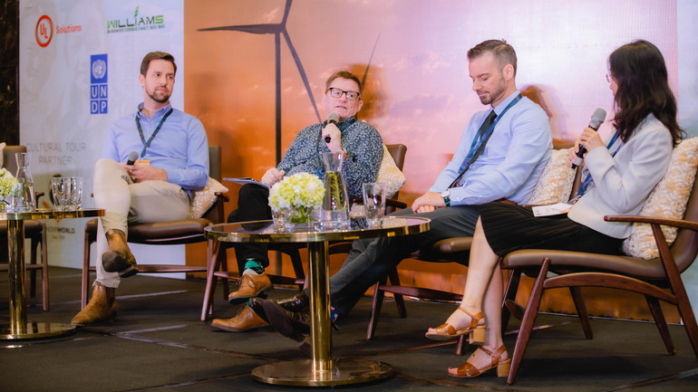 Giáo sư, Tiến sĩ Geoffrey Williams (thứ 2 từ trái qua) có nhiều tham luận giá trị tại Hội nghị.