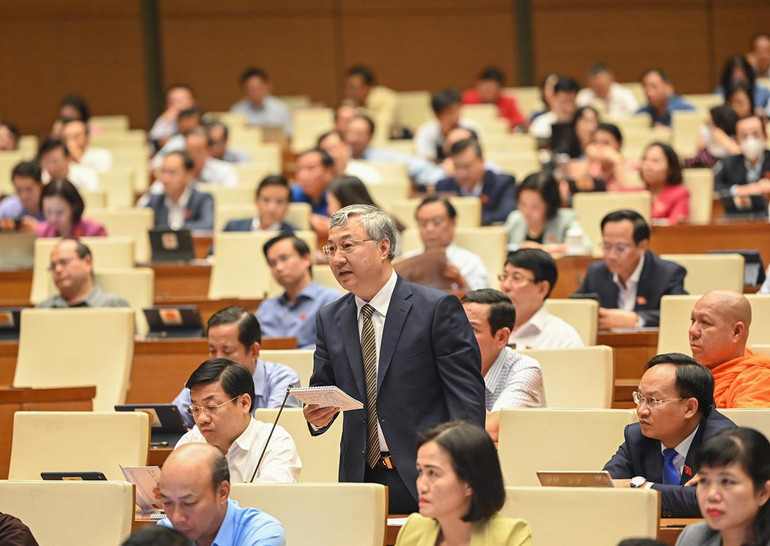 Tại Phiên chất vấn và trả lời chất vấn, các đại biểu đặt nhiều câu hỏi liên quan đến lĩnh vực xây dựng đang được cử tri cả nước quan tâm trong thời gian gần đây.