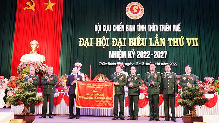 Đại hội vinh dự đón nhận bức trướng của Tỉnh ủy, Hội đồng nhân dân, Ủy ban nhân dân, Ủy ban Mặt trận Tổ quốc Việt Nam tỉnh trao tặng.