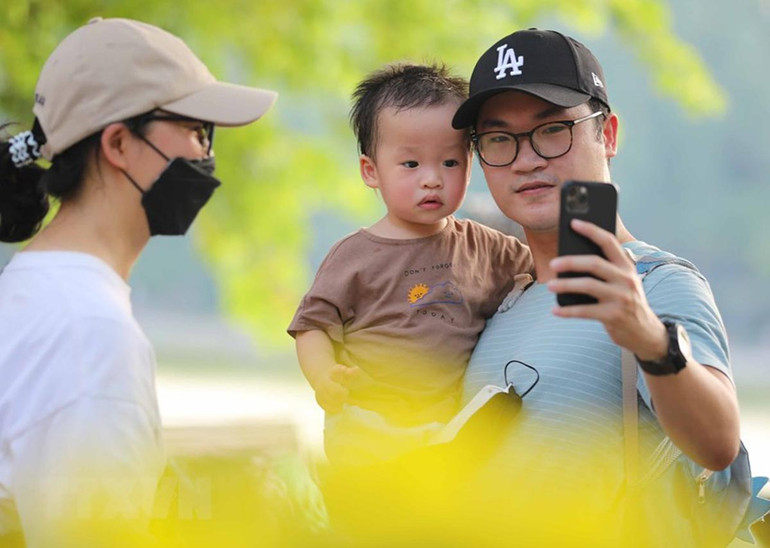 Lưu lại khoảnh khắc đẹp bên Hồ Hoàn Kiếm một chiều Thu. (Ảnh: Thanh Tùng/TTXVN) Lưu lại khoảnh khắc đẹp bên Hồ Hoàn Kiếm một chiều Thu. (Ảnh: Thanh Tùng/TTXVN)