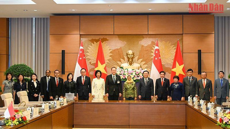 Chủ tịch Quốc hội Vương Đình Huệ, Tổng thống Cộng hòa Singapore Halimah Yacob với đại biểu hai nước tại buổi tiếp.