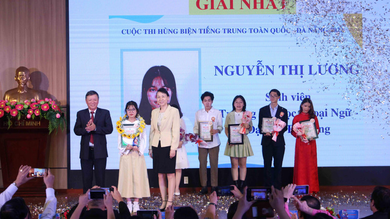 Trao giải Nhất cho sinh viên Nguyễn Thị Lương.