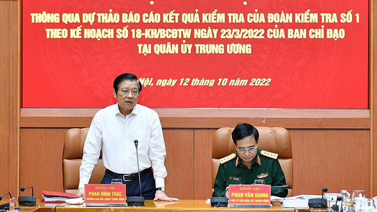 Đồng chí Phan Đình Trạc, Ủy viên Bộ Chính trị, Bí thư Trung ương Đảng, Trưởng Ban Nội chính Trung ương, Phó Trưởng Ban thường trực Ban Chỉ đạo Trung ương về phòng, chống tham nhũng, tiêu cực phát biểu tại hội nghị.