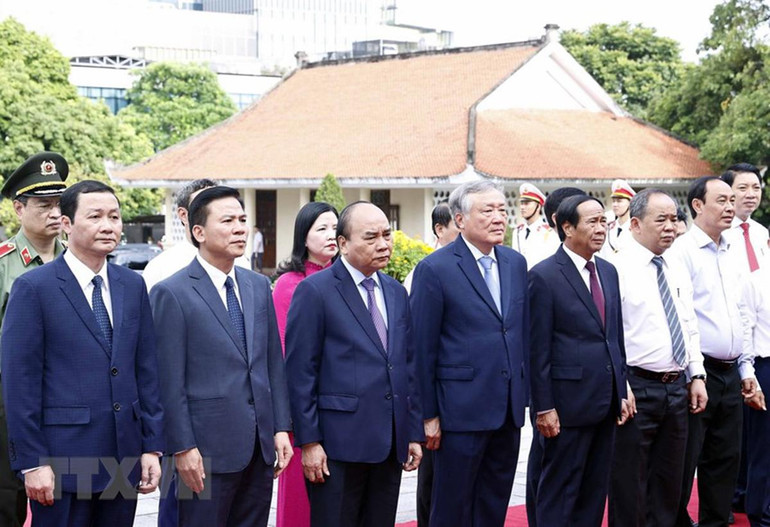 Chủ tịch nước Nguyễn Xuân Phúc dâng hương, hoa tại Khu văn hóa tưởng niệm Bác Hồ. (Ảnh: Thống Nhất/TTXVN)