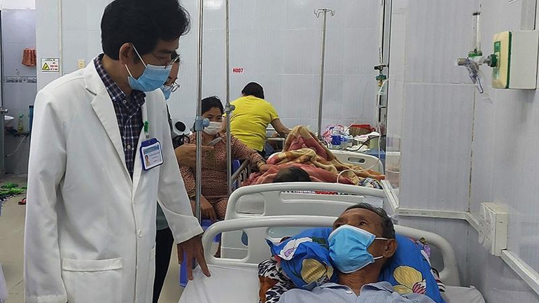 Bệnh nhân L.V.D (ngụ xã An Ngãi Trung, huyện Ba Tri) đang điều trị tại Bệnh viện Đa khoa Nguyễn Đình Chiểu do ngộ độc rượu.