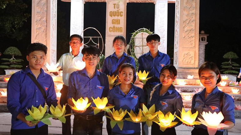 Nhiều đoàn viên, thanh niên ở Ninh Bình tham gia thả hoa đăng tri ân các anh hùng liệt sĩ ở Ninh Bình dịp kỷ niệm 75 năm Ngày Thương binh-Liệt sĩ. Nhiều đoàn viên, thanh niên ở Ninh Bình tham gia thả hoa đăng tri ân các anh hùng liệt sĩ ở Ninh Bình dịp kỷ niệm 75 năm Ngày Thương binh-Liệt sĩ.