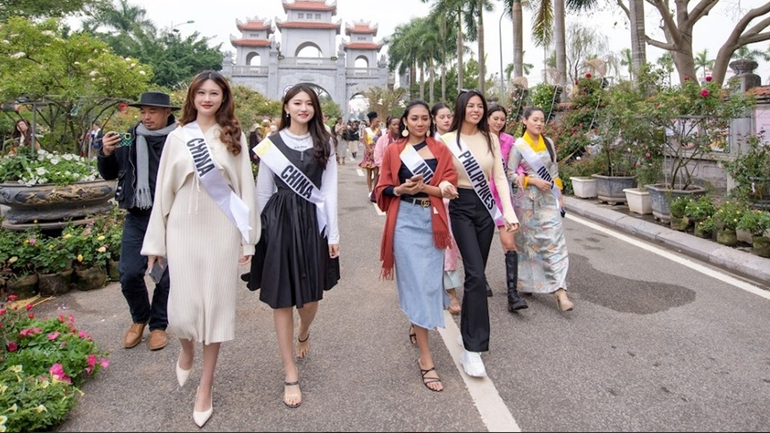 Các thí sinh thăm và tham dự Lễ hội hoa Mê Linh 2022 tại huyện Mê Linh, Hà Nội.