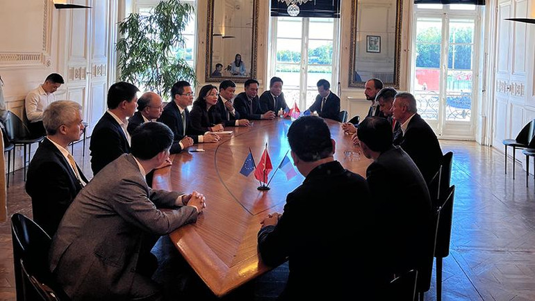 Thị trưởng thành phố Mâcon tiếp Đoàn Bộ Khoa học và Công nghệ. Tham dự có Đại sứ Việt Nam tại Pháp Đinh Toàn Thắng.