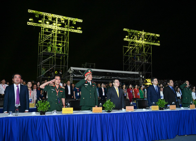 Các đại biểu thực hiện nghi thức chào cờ tại buổi lễ.