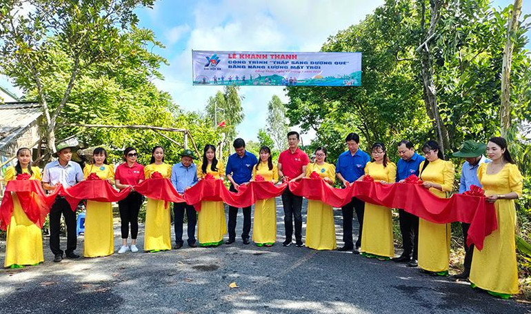 Đại biểu thực hiện nghi thức khánh thành tuyến đường thắp sáng đường quê tại xã Tân Kiều, huyện Tháp Mười.