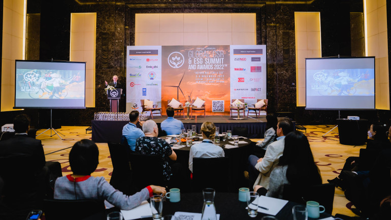 Giáo sư, Tiến sĩ Martin Blake - Chủ tọa chia sẻ về thông điệp đằng sau chủ đề “Beyond Net Zero & ESG”.