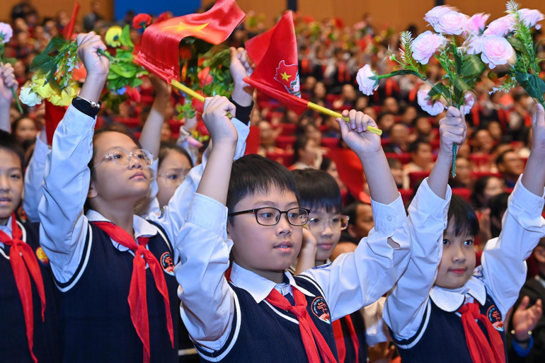 Các em thiếu nhi chúc mừng đại hội.