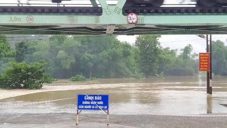 Nhiều tuyến giao thông đi về huyện miền núi Đồng Xuân bị ngập sâu, không đi lại được. Nhiều tuyến giao thông đi về huyện miền núi Đồng Xuân bị ngập sâu, không đi lại được.