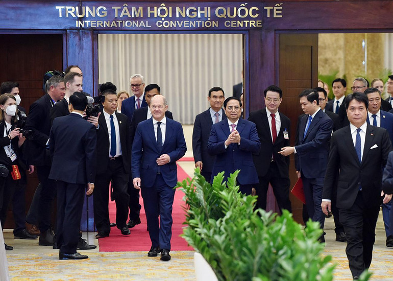 Thủ tướng Phạm Minh Chính và Thủ tướng Đức Olaf Scholz đến dự Hội nghị bàn tròn doanh nghiệp Việt Nam-Đức.