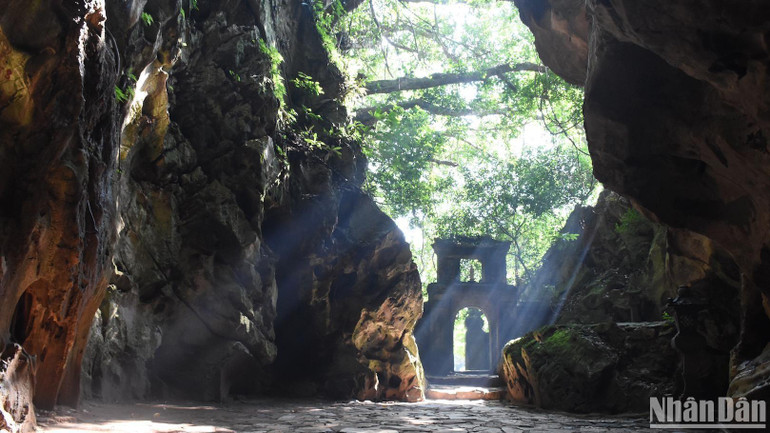 Di sản tư liệu khu vực châu Á-Thái Bình Dương ma nhai nằm trong Di tích quốc gia đặc biệt danh thắng Ngũ Hành Sơn, Đà Nẵng.