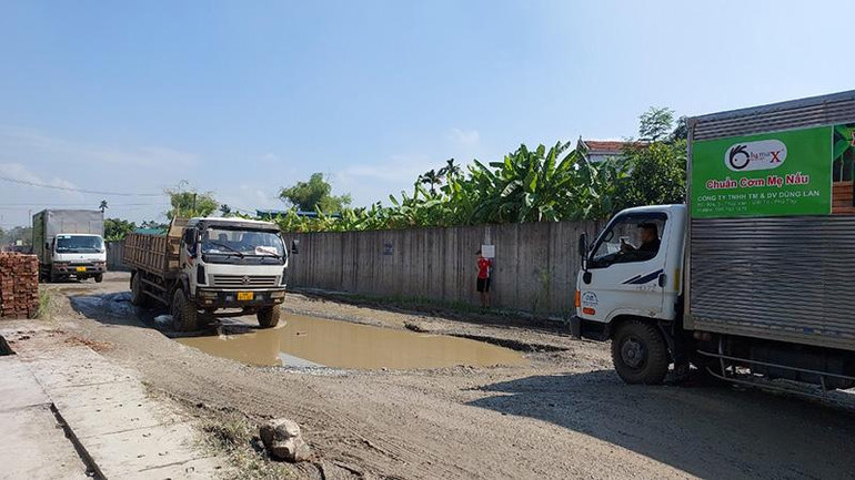 Đường tỉnh 315 thi công dang dở khiến mặt đường xuống cấp nghiêm trọng.