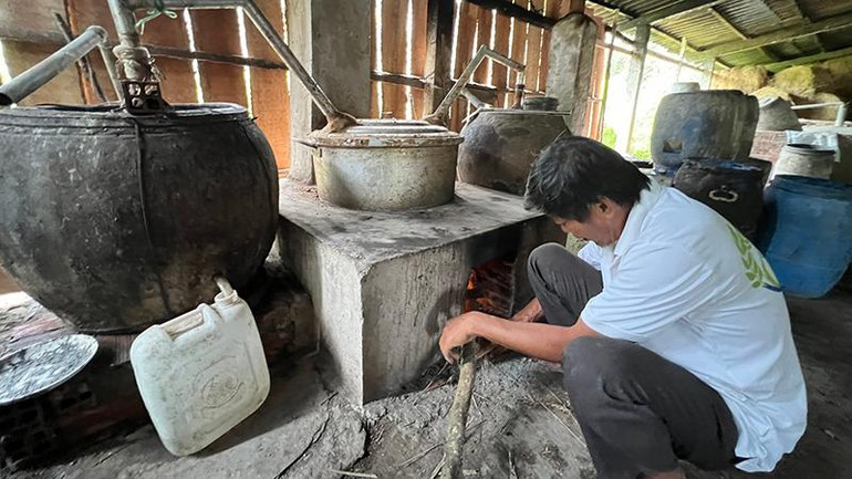 Nấu rượu theo kiểu truyền thống không nhãn mác được người dân nông thôn quen sử dụng.