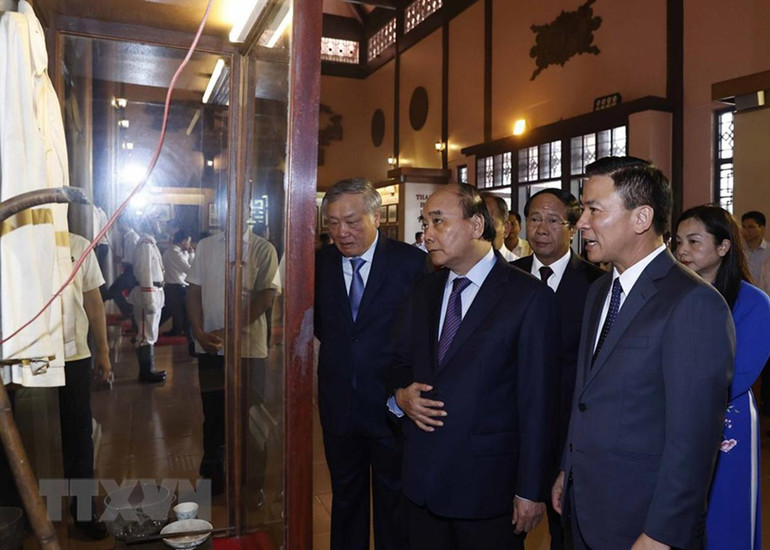 Chủ tịch nước thăm Khu văn hóa tưởng niệm Bác Hồ tại Thanh Hóa. (Ảnh: Thống Nhất/TTXVN)