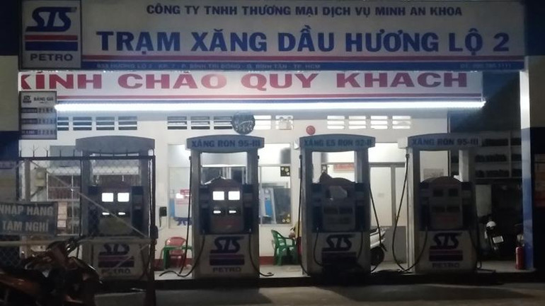 Cửa hàng xăng dầu Hương Lộ 2 tại Hương Lộ 2, khu phố 7, phường Bình Trị Đông, quận Bình Tân, Thành phố Hồ Chí Minh phải nghỉ bán vì hết xăng, dầu tối ngày 9/10. (Ảnh: TẤN HAY)