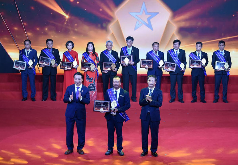 Ủy viên Bộ Chính trị, Trưởng Ban kinh tế Trung ương Trần Tuấn Anh và đại diện VCCI tôn vinh, trao tặng danh hiệu "Doanh nhân Việt Nam tiêu biểu" năm 2022 cho 60 doanh nhân.