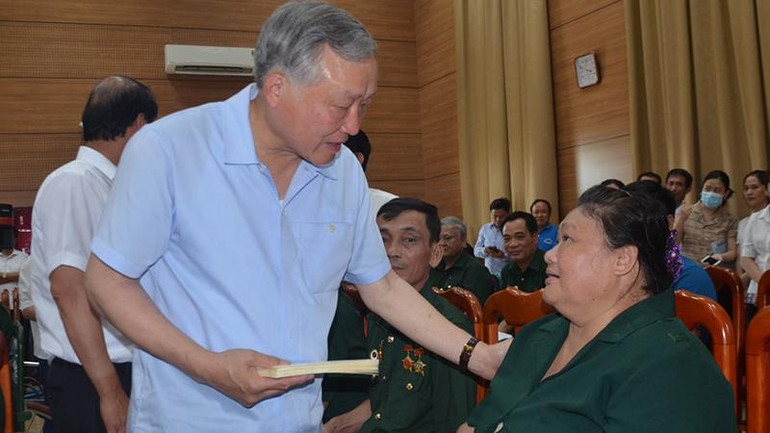 Đồng chí Nguyễn Hòa Bình tặng quà Trung tâm nuôi dưỡng thương bệnh binh nặng và điều dưỡng người có công tỉnh Hà Nam. Đồng chí Nguyễn Hòa Bình tặng quà Trung tâm nuôi dưỡng thương bệnh binh nặng và điều dưỡng người có công tỉnh Hà Nam.