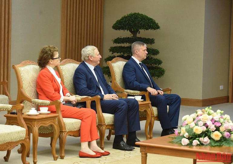 Các thành viên trong đoàn Viện Nghiên cứu khoa học dược liệu và tinh dầu Liên bang Nga.