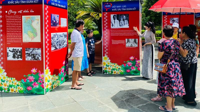 Du khách tham quan triển lãm ảnh tại Bảo tàng tỉnh Sơn La.