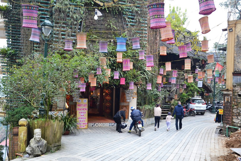 Các khách sạn ở khu vực trung tâm trang trí đẹp, đón khách dịp lễ Giáng sinh.