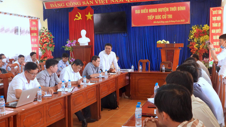 Cuộc họp bàn cách tháo gỡ tiêu thụ lúa giúp nhà nông huyện Thới Bình vào sáng 28/11.