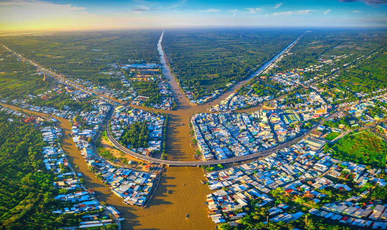 Tác phẩm "Bình minh trên thành phố Ngã Bảy" của tác giả Nguyễn Hiền Thanh. Tác phẩm "Bình minh trên thành phố Ngã Bảy" của tác giả Nguyễn Hiền Thanh.