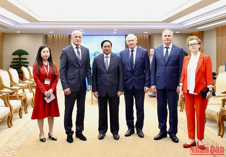 Thủ tướng Phạm Minh Chính và Giám đốc Viện Nghiên cứu khoa học dược liệu và tinh dầu Liên bang Nga, Viện sĩ Viện Hàn lâm khoa học Liên bang Nga Sidelnikov Nikolai Ivanovich.