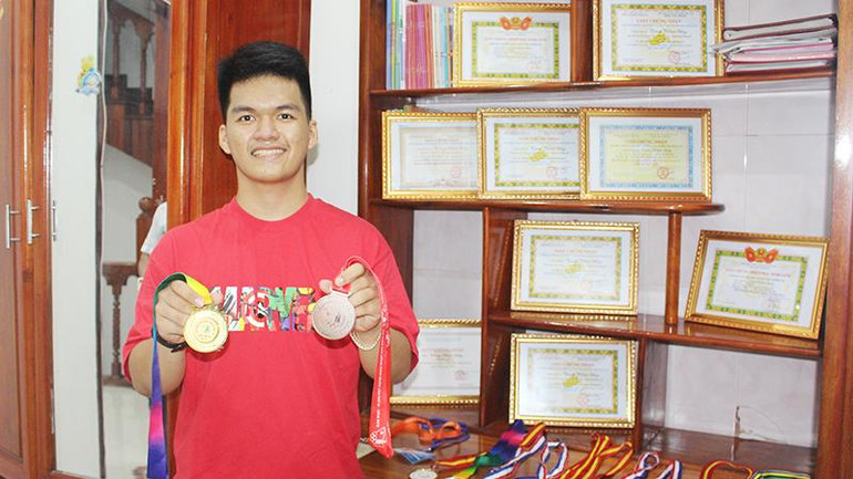 Thành tích năng khiếu bóng bàn và bơi lội của Hưng.