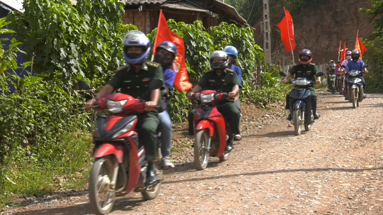 Bộ đội Biên phòng phối hợp địa phương tổ chức tuyên truyền lưu động trên địa bàn xã biên giới Keng Đu.