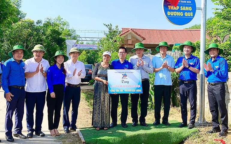 Bí thư Trung ương Đoàn Nguyễn Tường Lâm (thứ 2 từ phải qua) cùng đại diện các đơn vị liên quan khánh thành công trình “Thắp sáng đường quê” tại xã Tân Bình (huyện Như Xuân, tỉnh Thanh Hóa).