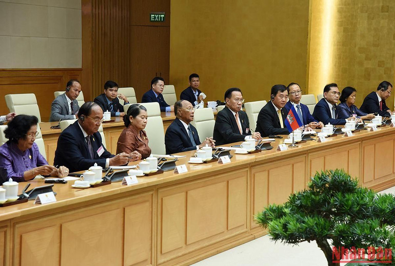 Chủ tịch Quốc hội Campuchia Samdech Heng Samrin và các thành viên trong đoàn tại buổi hội kiến. Chủ tịch Quốc hội Campuchia Samdech Heng Samrin và các thành viên trong đoàn tại buổi hội kiến.