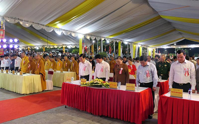 Phút mặc niệm tưởng nhớ anh linh các Anh hùng, liệt sĩ. Phút mặc niệm tưởng nhớ anh linh các Anh hùng, liệt sĩ.