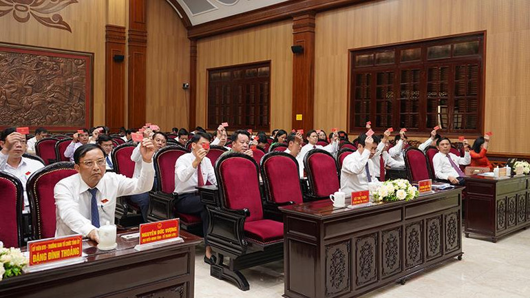 Biểu quyết thông qua các nghị quyết.