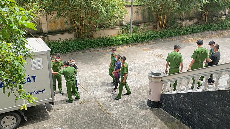 Lực lượng Công an đưa các bị cáo ra xe. (Ảnh: HỮU NGHĨA)