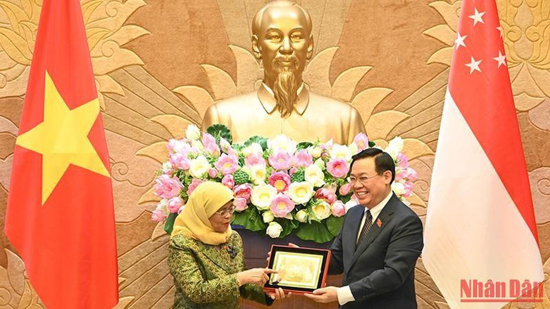 Chủ tịch Quốc hội Vương Đình Huệ tặng quà lưu niệm cho Tổng thống Cộng hòa Singapore Halimah Yacob.