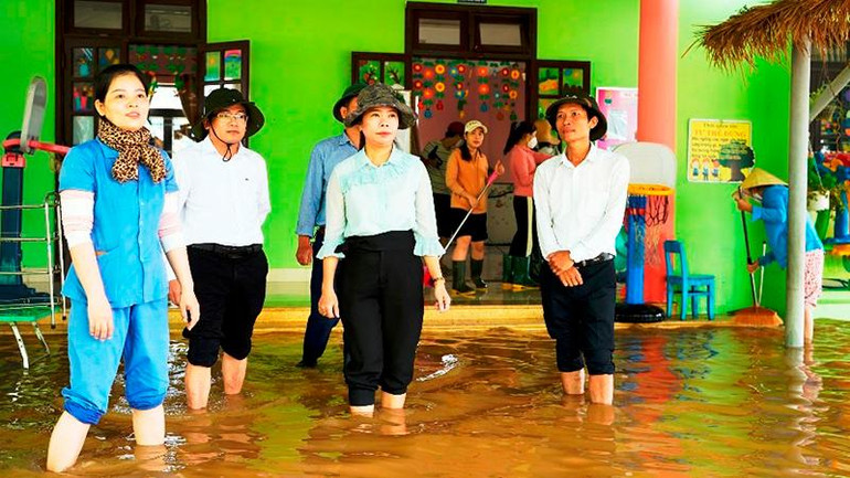 Đến ngày 17/10, nhiều trường học vùng thấp trũng trên địa bàn Thừa Thiên Huế vẫn ngổn ngang cho nước lũ chưa rút hết.