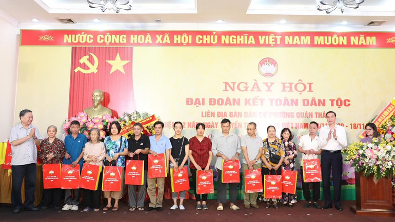 Đại tướng Tô Lâm tặng quà. Đại tướng Tô Lâm tặng quà.