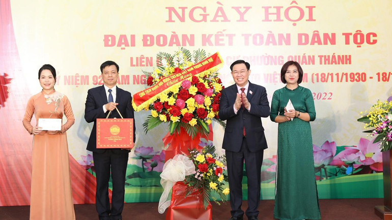 Chủ tịch Quốc hội tặng lẵng hoa chúc mừng. Chủ tịch Quốc hội tặng lẵng hoa chúc mừng.