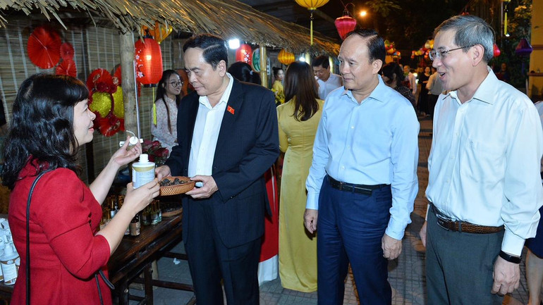 Phó Chủ tịch Thường trực Quốc hội Trần Thanh Mẫn thăm các gian hàng. Phó Chủ tịch Thường trực Quốc hội Trần Thanh Mẫn thăm các gian hàng.