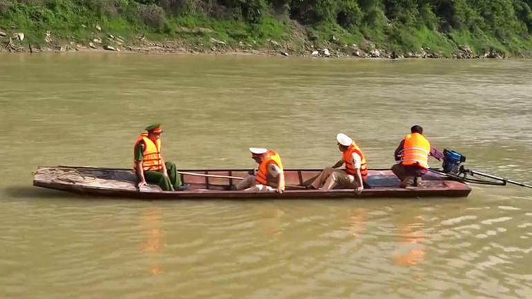Các chiến sĩ công an Lào Cai tiếp tục tìm kiếm nạn nhân cuối cùng trong vụ lật thuyền. (Ảnh: TẤT ĐẠT)
