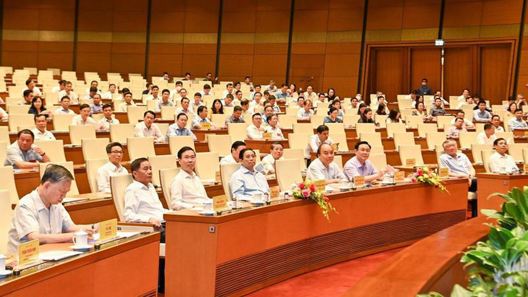 Chủ tịch nước Nguyễn Xuân Phúc, Thủ tướng Phạm Minh Chính, Chủ tịch Quốc hội Vương Đình Huệ và các đại biểu dự hội nghị tại Hội trường Diên Hồng. (Ảnh: DUY LINH)