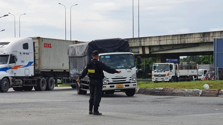 Lực lượng chức năng điều tiết giao thông khu vực vòng xoay quốc lộ 51 lên cao tốc Thành phố Hồ Chí Minh-Long Thành-Dầu Giây.
