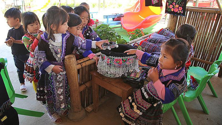 Học sinh Trường mầm non Kim Nọi trải nghiệm phương pháp STEM qua hoạt động chợ phiên giả định.